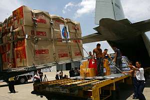 Trabajadores tailandeses cargan material humanitario en un avin en Bangkok. (Foto: AFP)