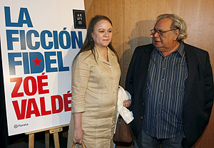 La escritora Zoe Valds y el periodista y poeta Ral Rivero, en la presentacin. (Foto: EFE)