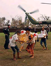 Personal de la Cruz Roja entrega medicamentos en la zona. (Foto: AFP)