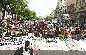 Miles de estudiantes durante la manifestacin. (EFE)