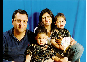 Sergio con su mujer y dos hijas pequeas. (Foto: S. E.)
