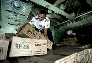 soldados indonesios cargan con cajas de ayuda humanitaria para Myanmar. (Foto: EFE)