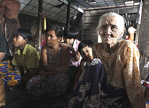 Un grupo de personas que se han quedado sin hogar por el cicln en Kaw Hmu (Myanmar). (Foto: AP)