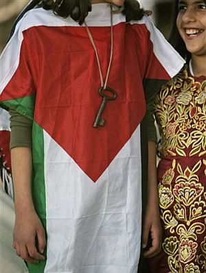 Una nia palestina con la bandera y la llave, que simboliza el deseo de retorno de los refugiados en la efemrides de la Nakba. (Foto: AP)