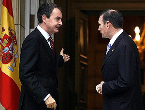 Zapatero e Ibarretxe, durante la reunin que mantuvieron la pasada legislatura. (Foto: EFE)