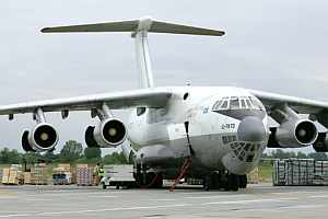Imagen de uno de los aviones preparados para transportar la ayuda. (Foto: AP)