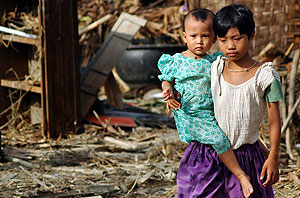 Dos nias con sus viviendas arrasadas por el cicln en Dedaye (Myanmar). (Foto: AFP)