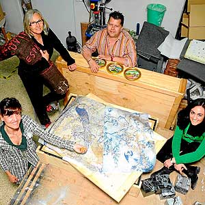 Mnica Fuster, Teresa matas, Pep Guerrero y marian Moratinos posan con sus obras (Foto: ALberto Vera)