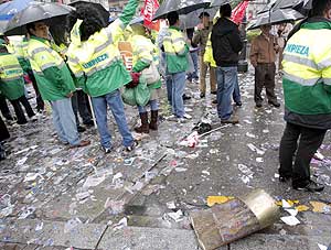 Concentracin de los empleados de la limpieza viaria en la Puerta del Sol. (Foto: EFE)