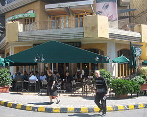 Una imagen de la cafetera Starbucks de la Plaza Sassin, en Ashrafiyeh, esta maana. (M. G. P.)