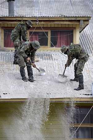Soldados limpian una de las construcciones de Chaitn. (Foto: AFP)