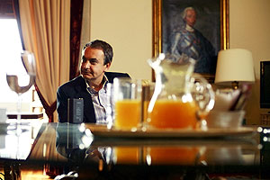 Zapatero, en su despacho de La Moncloa. (Foto: Ricardo Cases)