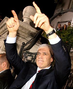 Boris Tadic celebra la victoria de su partido en las elecciones parlamentarias serbias del 11 de mayo. (Foto: EFE)