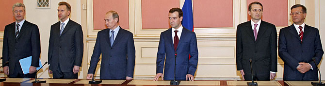 De izquierda a derecha, Sobianin, Shuvlov, Putin, Medvdev, Vctor Zubkov y Sobianin. (Foto: AFP)