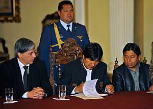El presidente Evo Morales, durante la firma de la ley de referendo. (Foto: AFP)