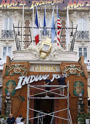 Los preparativos de la presentacin de 'Indiana', en el Carlton Hotel de Cannes. (Foto: REUTERS)