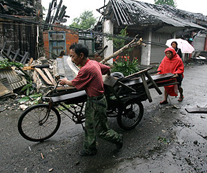 Damnificados por el terremoto acarrean sus pertenencias. (Foto: AFP)