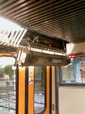 Imagen del panel desprendido de un vagn de Metrovalencia proporcionada por el lector.
