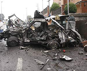 La furgoneta explosionada junto a la casa cuartel de la Guardia Civil en Durango (Vizcaya). (Foto: EFE)