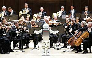 El robot ASIMO dirige a la Orquesta Sinfnica de Detroit en su interpretacin de la pieza 'Impossible Dream'. (Foto: AP)