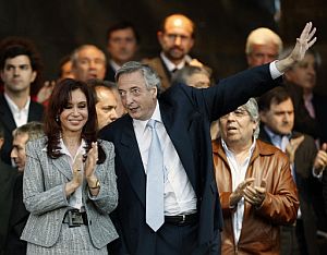 Cristina y Nstor Kirchner, durante la asuncin de este ltimo, del cargo como presidente del PJ. (Foto: AFP)