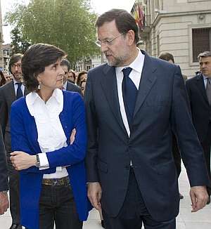 Rajoy y San gil, al abandonar la capilla ardiente del guardia civil asesinado. (Foto: EFE)