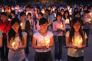 Un grupo de estudiantes chinos realiza una vigilia en honor de las vctimas. (Foto: AFP)