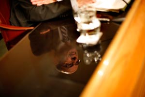 El conseller Baltasar, reflejado en la mesa en un momento de la comparecencia. (Foto: Santi Cogolludo)