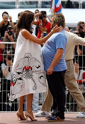 Jolie y Black chocan sus barrigas. (Foto: AP)