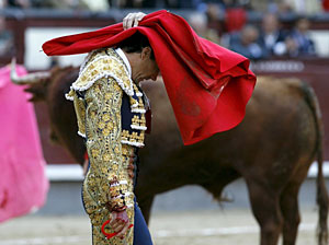 'El Cid' se lamenta durante la octava corrida de San Isidro. (Foto: Ballesteros | EFE)