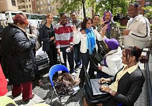 Un grupo de dominicanos se disponen a votar en el exterior del Centro Cultural Salmern de Madrid. (Foto: EFE)