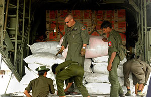 Militares estadounidenses y birmanos descargan ayuda humanitaria en Yangon. (AFP)