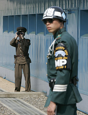 Soldados de Corea del Norte y del Sur, en la frontera entre los dos pases. (Foto: Reuters)