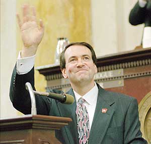 Mike Huckabee al jurar su cargo como gobernador de Arkansas. (Foto: AP)