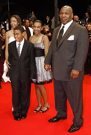 Mike Tyson, en la alfombra roja de Cannes, junto a su familia. (Foto: REUTERS)