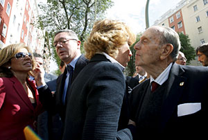 Aguirre saluda a Fraga (derecha), ante Gallardn, quien conversa con Ana Botella. (Foto: Chema Moya | EFE)