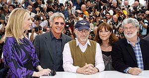 De izqa. a dcha, Cate Blanchett, Harrison Ford, Steven Spielberg, Karen Allen y George Lucas. (Foto: AFP)