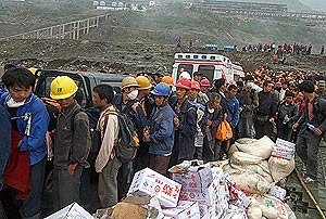 Ciudadanos chinos son evacuados de la ciudad de Yingxiu. (Foto: AFP)