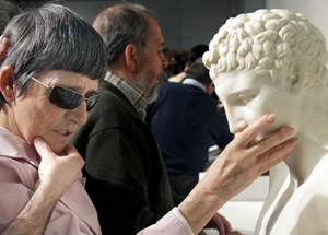 Una persona invidente palpa una escultura en el Museo de Bellas Artes de Bilbao. (Foto: EFE).