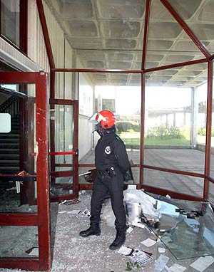 Un ertzaina comprueba los desperfectos causados por los alborotadores 'abertzales' en la Universidad del Pas Vasco. (Foto: EFE)