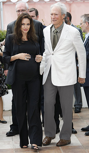 La actriz Angelina Jolie junto a Clint Eastwood, el director de 'Changeling'. (Foto: REUTERS)