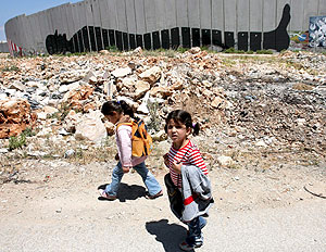 Dos nias palestinas refugiadas en el campo de Aida, cerca de Beln. (Foto: EFE)