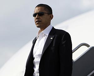 Obama baja de su avin de campaa en Bozeman, Montana. (Foto: AP)