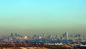 Vista panormica de Madrid en 2005 con una boina de contaminacin que cubre el cielo de la ciudad. (Foto: Paco Toledo)