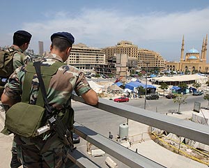 Soldados observan el desmantelamiento de un campamento opositor en Beirut. (Foto: AFP)