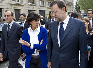 San Gil charla con Rajoy tras abandonar la capilla ardiente del guardia civil asesinado por ETA la semana pasada. (Foto: Carlos García)