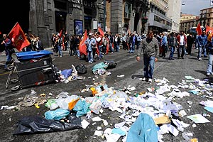 Los manifestantes volcando unos contenedores de basura por las calles de Nápoles (Foto: AFP | Francesco Pischetola)