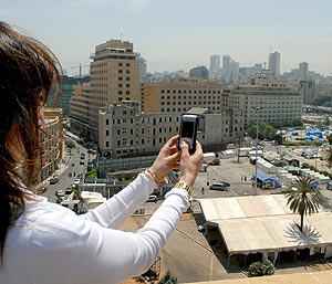Una mujer libanesa fotografa el campamento de protesta en Beirut. (Foto: EFE)