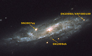 Imagen del 'Swift' de la galaxia 'NGC 2770' con dos supernovas, 'SN 2007 UY' y la recin nacida 'SN 2008 D'. Junto a ellas, una antigua supernova detectada en 1999, ya extinta. (Foto: NASA)