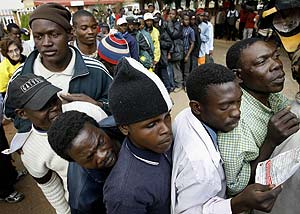 Inmigrantes expulsados de sus hogares hacen cola para recibir ropa en Reiger Park (Johannesburgo, Sudfrica).